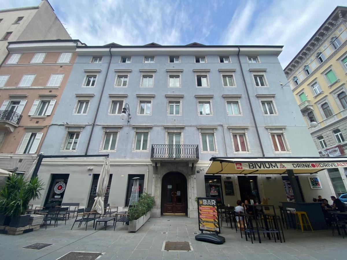 - Via Xxx Ottobre Apartment *
